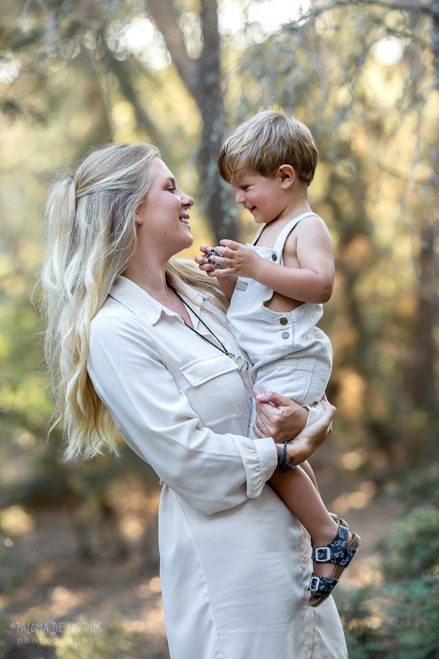 Madre con hijo en fotografía familiar de exteriores