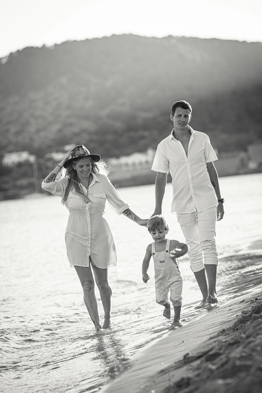 Familia paseando por la playa en sesiones de exteriores